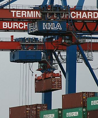 011_14863 - der Containerkran am Container Terminal Burchardkai hebt den Container vom Schiff, um ihn an Land zu transportieren. 
