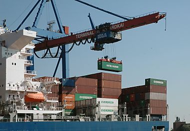 011_14864 - ber die groe Containerbrcke am Burchardkai wird die Ladung vom Schiff gelscht. 