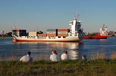 011_15592 - Touristen sitzen in der Abendsonne am Ufer der Elbe auf der Wiese und beobachten die Schiffe.