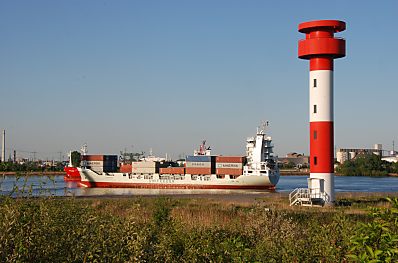 011_15594 - rot / weisser Leuchtturm und Containerfeeder auf der Sderelbe.