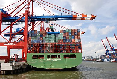 011_15611 - Heckansicht des 2006 erbauten Containerschiffs XIN LOS ANGELES - sie hat eine Lnge von 397m und kann 9580 Container TEU befrdern.