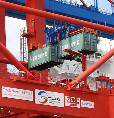 011_15613 -zwei TEU Container (TEU = Twenty - feet Equivalent Units ) werden mit einem Transport von der Containerbrcke ( Portainer ) an Bord des Schiffs gebracht.