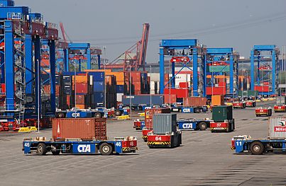 011_15649 - Containertransport auf dem CTA. 