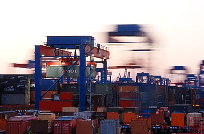 011_15677 - die Containerfracht wird selbstverstndlich auch bei Nachtarbeit im Hamburger Hafen gelscht.
