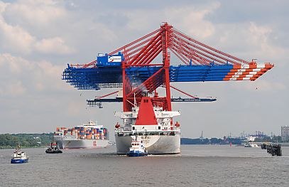 11_15773 - Heckseite der Zhen Hua 20 mit seiner Fracht vor Finkenwerder - ein hochbeladenes Containerschiff kommt auf der Elbe entgegen. 