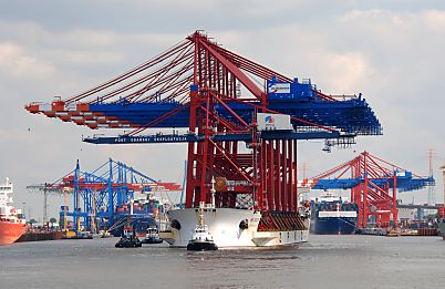 11_15774 - die in China gefertigten Brcken sind ber den Wasserweg in den Hamburger Hafen gebracht worden - das Schiff hat jetzt seinen Bestimmungsort erreicht: das Eurogate Container Terminal im Waltershofer Hafen. 