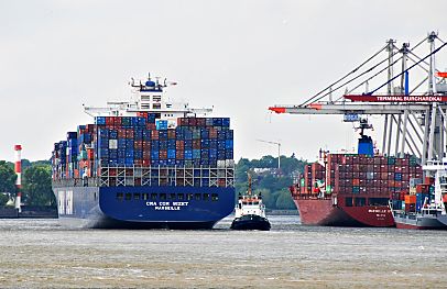 011_15709 - das Containerschiff wurde von Schleppern im Waltershofer Hafen in die Fahrtrinne gebracht und nimmt seinen Weg Richtung Elbe.