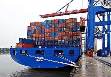 011_15710 - Heck eines Containerfrachters an den Kaianlagen des Burchardkais an der Elbe. Dicke Trossen halten den Frachter am Ufer. 