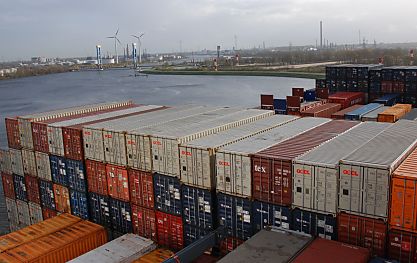 011_15817 - Container an Deck des Containerschiffs "Hanover" an den Kaianlagen des Terminals Altenwerder; im Hintergrund die Kattwyckbrcke und Windrder zur Energiegewinnung.