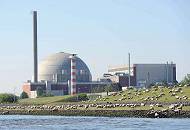 061_4781 Das Atomkraftwerk am Elbufer bei Stade befindet sich seit 2005 im R�ckbau - der Abriss des Kraftwerks soll bis 2015 abgeschlossen sein. Eine Schafherde weidet auf dem Elbdeich - einige der Tiere stehen am Flussufer der Elbe und trinken Wasser.