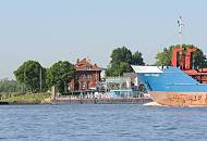 064_4775 Blick zum F�hranleger Stadersand - lks. m�ndet die Schwinge in die Elbe. Der Frachter EVERT PRAHM f�hrt flussaufw�rts Richtung Hamburger Hafen; das 1996 gebaute Schiff hat seinen Heimathafen in Leer und hat ein Frachtvolumen von 1598 Tonnen.