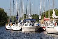068_8044 Segelyachten und Motorboote liegen an einem Bootsschlengel am Ufer der Schwinge. Es gibt mehrere Sportbootvereine, die Liegepl�tze an dem Fluss eingerichtet haben.&nbsp;