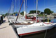 070_4805 Im Sportboothafen nahe der M�ndung der Schwinge in die Elbe liegen die Segelyachten vor Wellenschlag gesch�tzt in Boxen am Schlengel.