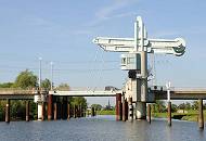 072_8054 Die Waagebalkenklappbr�cke �ber die Schwinge hat eine Spannweite von 29m - ein Br�ckenpegel zeigt die lichte Durchfahrtsh�he an. Bei Bedarf wird die Br�cke f�r die Schifffahrt ge�ffnet. Im Hintergrund der Kirchturm der Stader St. Cosmae-Kirche.
