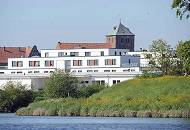 074_4793 Blick �ber die Schwinge nach Stadt. Am Ufer des nieders�chsischen Flusse weisse Neubauten, dahinter die historische St. Wilhadi Kirche. Die gotische Kirche  wurde nach dem Bischof Willehard benannt, der als Missionar in Friesland und Sachsen aktiv war und heilig gesprochen wurde.