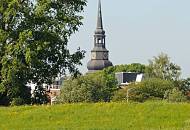 076_8062 Blick von der Schwinge auf den Barockturm der in der zweiten H�lfte des 13. Jahrhundert urspr�nglich im Stil der Backsteingotik erbauten St. Cosmae et Damiani Kirche. Die Zwillingsbr�der Cosmas und Damian waren �rzte und M�rtyrer, die ihre Kranken unentgeltlich behandelten.