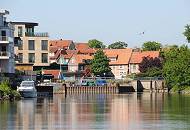 077_8066 Einbiegung der Schwinge in den Stader Hafen - 2009 wurden am Stader Hafenrand B�roh�user und Wohnungen direkt am Wasser fertig gestellt. Einige der exklusiven Wohnh�user haben einen eigenen Schiffsanleger. Im Hintergrund Teile der historischen Altstadt Stades mit den ziegelgedeckten Fachwerkh�usern.