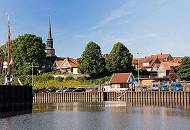 078_8068 Blick auf die Stader Altstadt mit den historischen Fachwerkh�usern und dem Kirchturm der St. Cosmae-Kirche. Stade (Stethu) wird 994 zum erstenmal schriftlich erw�hnt und 1209 erh�lt Stade sein eigenes Stadtrecht.&nbsp;