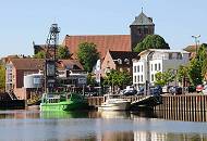 079_8070 Anleger im Stader Hafen - am Ufer moderne Neubauten und der viereckige Kirchturm der gotischen Hallenkirche St. Wilhadi. Der Ursprung der Kirche geht bis in das 11. Jahrhundert zur�ck.&nbsp;&nbsp;