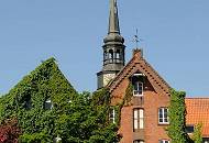 080_8074 Backstein-Speichergeb�ude am Ufer des Stader Stadthafens - unter dem Dach befindet sich ein Winde, mit der die Ware auf die einzelnen Speicherb�den transportiert werden kann. Die Fassaden der Geb�ude sind mit Efeu bewachsen. Dahinter der Barockturm der St. Cosmae Kirche.&nbsp;&nbsp;