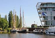 082_8081 Die Ewer "WILHELMINE VON STADE" und "WINDSBRAUT" liegen im Stader Stadthafen - die flachbodigen Transportschiffe haben die Waren aus dem Alten Land in die umliegenden St�dte gebracht - die Masten sind klappbar, so k�nnen die Schiffe auch niedrige Br�cken passieren. Der Ewer WILHELMINE (lks.) wurde 1912 gebaut, die Windbraut 1911 - beide historische Segler werde von gemeinn�tzigen Vereinen betrieben.