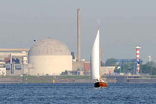 060_7997 Das Kernkraftwerk am Elbufer bei Stade wurde 1972 in Betrieb genommen und 2003 stillgelegt. Seitdem wird es "zurckgebaut" - rechts das Leuchtfeuer am Stader Sand; ein Segelschiff kreuzt die Elbe.  