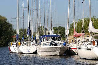068_8044 Segelyachten und Motorboote liegen an einem Bootsschlengel am Ufer der Schwinge. Es gibt mehrere Sportbootvereine, die Liegepltze an dem Fluss eingerichtet haben. 