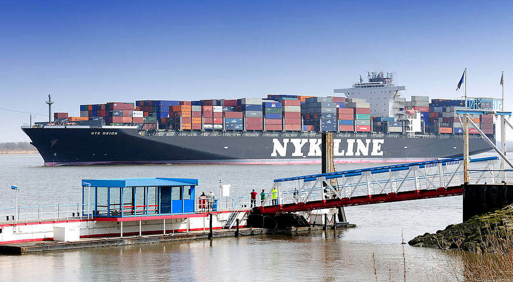 3511 Anleger Stadersand an der Elbe - das 336m lange und knapp 46m breite Containerschiff NYK ORION fhrt elbabwrts - der Frachter kann 9040 TEU Container transportieren. 