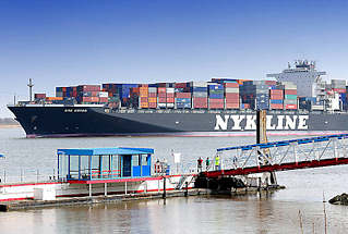 3511 Anleger Stadersand an der Elbe - das 336m lange und knapp 46m breite Containerschiff NYK ORION fhrt elbabwrts - der Frachter kann 9040 TEU Container transportieren.