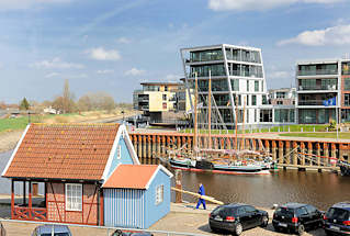 3557 Blick ber den Hafen Stades - moderne Wohngebude am Hafenrand.