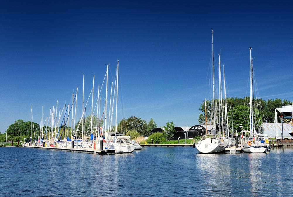 8040 Sportboothafen am Butendiek an der Schwinge bei Stade - Segelboote am Steg; blauer Himmel - weisse Boote.