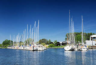 8040 Sportboothafen am Butendiek an der Schwinge bei Stade - Segelboote am Steg; blauer Himmel - weisse Boote.