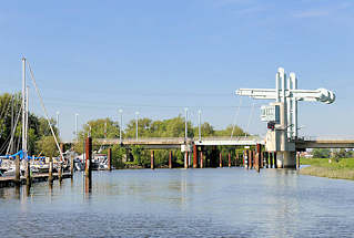 8053 Blick ber die Schwinge zur Klappbrcke der L111 / Buxtehuder Strasse; Sportboote am Ufer.