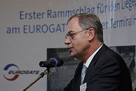 11_21455 Emanuel Schiffer, Vorsitzender der Gruppengesch�ftsf�hrung von EUROGATE; Rede auf der Veranstaltung zum ersten Rammschlag f�r den Liegeplatz 3 am Container Terminal Hamburg, Pred�hlkai.