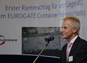 11_21456 Foto von Jens Meier, kaufm�nnischer Gesch�ftsf�hrer der Hamburger Port Authority HPA bei seiner Rede zum ersten Rammschlage f�r den Liegeplatz 3 am EUROGATE Container Terminal Hamburg. Der Neubau der Kaimauer am Pred�hlkai wird von der Hamburger Port Authority (HPA) vorgenommen, die insgesamt rund 16 Millionen Euro in den Ausbau des 3. Bauabschnitts im Waltershofer Hafen investiert.  &nbsp;�www.pressefotografie-hamburg.de