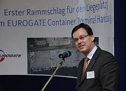 11_21457 Pr�ses der Beh�rde f�r Wirtschaft und Arbeit, Axel Gedaschko bei seiner Rede zum ersten Rammschlag f�r den Liegeplatz 3 am EUROGATE Container Terminal Hamburg.  &nbsp;�www.pressefotografie-hamburg.de