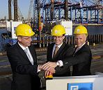 11_21448 Gemeinsam starten Emanuel Schiffer, Vorsitzender der Gruppen- gesch�ftsf�hrung von EUROGATE, Jens Meier kaufm�nnischer Gesch�ftsf�hrer der Hamburger Port Authority HPA und Axel Gedaschko Senator f�r Wirtschaft und Arbeit den Baubeginn zur Erneuerung der Kaianlagen am Container Terminal EUROGATE. Im Hintergrund treibt die Ramme einen Stahlarmierung in den Hafengrund.  &nbsp;�www.pressefotografie-hamburg.de