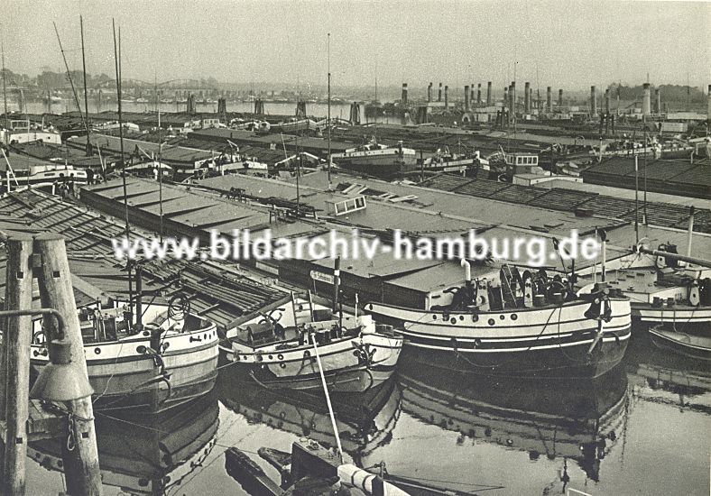 11_17520 Ahistorisches Foto von der Billwerder Bucht ca. 1930; dicht gedrngt liegen die Binnenschiffe Seite an Seite in dem Hamburger Binnenhafen. Am Bug der Schiffe sind die schweren Anker zu erkennen - lks. eine hlzerne Duckdalbe.