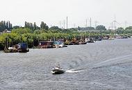 46_9259 An den Wassertreppen des Spreehafens liegen Arbeitsboote und Hausboote in unterschiedlichen Gren und Farben. Ein Sportboot kommt vom Reiherstieg, berquert den Spreehafen und fhrt Richtung Mggenburger Zollhafen. 