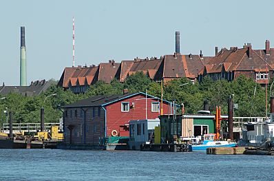 011_14251 - Hausboot im Spreehafen; im Hintergrund Wohnhuser von Veddel / Wilhelmsburg.