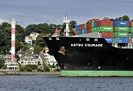 11_21363 Schiffsfoto von der Elbe bei Hamburg Blankenes ::  der Containerfrachter HATSU COURAGE hat den Hamburger Hafen verlassen und passiert geraden den Leuchtturm bei Hamburg Blankenese - das Containerschiff kann 8073 Container an Bord nehmen und hat eine Lnge von 334m und eine Breite von 42,80m. Hinter den Containern, die auf dem Vorderteil des Frachters gestapelt sind, sind gerade noch die Dcher von den Husern auf dem Sllberg zu erkennen.  www.bildarchiv-hamburg.de 
