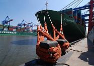 11_21368 Hafenfotografie / Schiffsfoto :: der Containerfrachter CSCL PUSAN liegt am Predhlkai des Containerterminal EUROGATE - , der Bug des 336,70m langen Schiffes sind mit  fnf dicken Tampen fest gemacht, deren Schlaufen / Augen um Eisenpoller gelegt sind. Die PUSAN kann 9580 TEU / Standardcontianer transportieren, der Heimathafen ist Limassol / Cyprus. Auch auf der gegenberliegenden Seite des Hafenbeckens, am Burchardkai sind die Containerbrcken herunter gefahren und ein Frachter wird entladen.    www.bildarchiv-hamburg.de