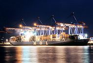 11_21369 Nachtaufnahme vom Container Terminal Altenwerder CTA; das fast 280m lange Containerschiff MOL ADVANTAGE liegt am Ballinkai eines der modernsten Containerterminal der Welt. Die ADVANTAGE kann 5220 Container laden, die mit vier der vierzehn vorhanden Super-Post-Panamax-Brcken an Bord des Frachters geladen werden. Die Containerbrcken im Containerterminal Altenwerder haben eine Hubhhe von 38,5m und einen Ausleger von ca. 110m wovon 61m ber Wasser sind und so 22 Containerreihen bedienen knnen.    www.bildarchiv-hamburg.de