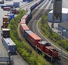11_21386 Ein langer mit Container beladener Gterzug verlsst das Terminal Altenwerder. Die Eisenbahn kann auf ihren Schienen Gterzge befrdern, die mehr als 100 Container transportieren und eine Lnge von mehr als 1000 m haben.   www.bildarchiv-hamburg.de