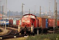 11_21387 Eine rote Rangierlokomotive der Deutschen Bahn AG zieht einen mit Container beladenen Gterzug. Die Hamburger Hafenbahn befrdert auf ihrem 330 km langen Schienennetz im Hamburger Hafen tglich ca. 220 Zge mit ber 4300 Waggons.  www.bildarchiv-hamburg.de