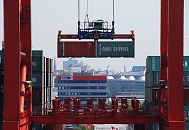 11_21400 Am Containerterminal EUROGATE werden von der Portalkatze der Containerbrcke am Pedhlkai im Waltershofer Hafen zwei 20 Fuss - Standardcontainer vom Schiff gelscht. Links und rechts sind die Container noch auf dem Frachter hoch gestapelt. Im Hintergrund ist die Silhouette Hamburgs zu erkennen. Das Gebude der HHLA steht am Burchardkai.  www.bildarchiv-hamburg.de