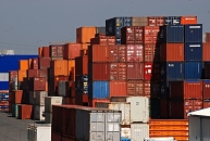 11_21446 Im Welthafen Hamburg werden pro Jahr ca. 10 Mio. TEU / Standardcontainer umgeschlagen, damit ist er der zweitgrsste Hafen Europas und steht als Containerhafen 9. Stelle weltweit.   www.bildarchiv-hamburg.de