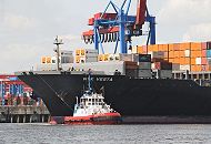 033_8005_0509 Ein Schlepper zieht den Schiffsbug des Containerfrachters NYK VESTA von der Kaianlage des HHLA Container Terminals Altenwerder. Auf mehreren Ebenen sind die Metallboxen auf dem Deck des Frachters gestapelt - die NYK VESTA kann ca. 8600 Standart-Container transportieren und hat ihren Heimathafen in Panama.  www.hamburg- fotos.org