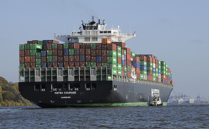 11_21422 Fotos von der HATSU COURAGE auf der Elbe bei Hamburg Finkenwerder  -- Das Lotsenboot LOTSE 1 lsste den Lotsen durch eine Tr in der Seite der HATSU COURAGE an Bord. Im Hamburger Hafen gibt es 61 Hafenlotsen, die die einlaufenden Schiffe sichern an ihren Liegeplatz bringen sollen. Das Containerschiff Hatsu Courage ist 334,00 m lang und 42,80m breit, es fhrt 25 Knoten / kn. Der Frachter lief 2005 vom Stapel und hat bei einem Tiefgang von 14,50 m eine gross tonnage von 90449 und eine nett tonnage von 55452 und kann 8073 Standartcontainern / TEU Ladung an Bord nehmen.  www.bildarchiv-hamburg.de