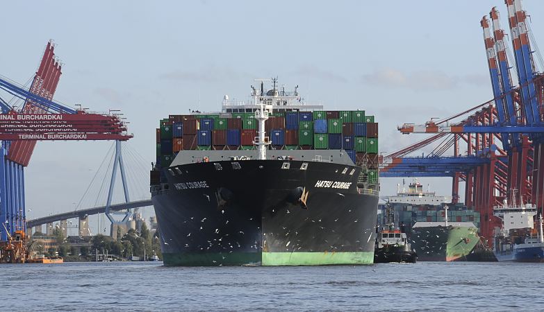 11_21425 Hafenfotos aus Hamburg : Containerfrachter im Waltershofer Hafen : Das Containerschiff HATSU COURAGE wird von den Schleppern rckwrts an seinen Liegeplatz im Hamburger Hafen gebracht; Mwen fliegen vor dem Bug ber das Wasser. ber die Containerbrcken wird die Ladung des Frachters gelscht und neue Fracht an Bord des Frachtschiffs gebracht. Der Containerfrachter Hatsu Courage ist 334,00 m lang und 42,80m breit, es fhrt 25 Knoten / kn. Der Frachter lief 2005 vom Stapel und hat bei einem Tiefgang von 14,50 m eine gross tonnage von 90449 und eine nett tonnage von 55452 und kann 8073 Standartcontainern / TEU Ladung an Bord nehmen.  www.bildarchiv-hamburg.de